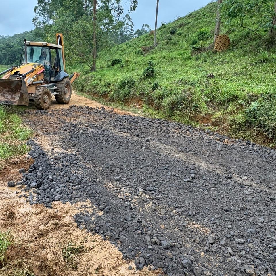 Estradas rurais da Jacuba, Formoso e Araçás passam por manutenções em Santos Dumont